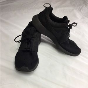Black Nike Roshe